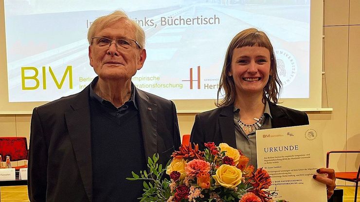 Professor Dr. Klaus J. Bade mit Preisträgerin Dr. Laura Lambert, Foto: Hertie-Stiftung