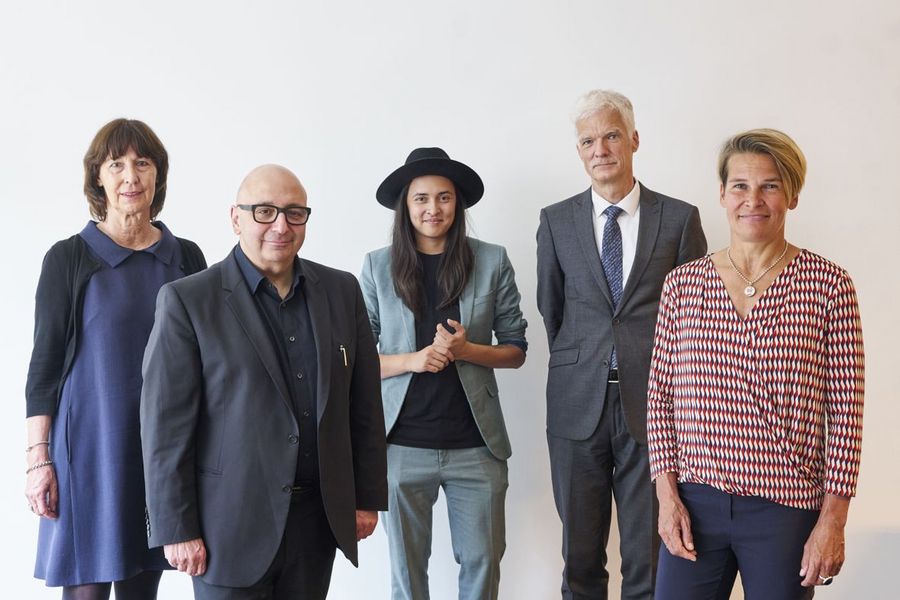 Einige Mitglieder der Hertie-Kommission Demokratie und Bildung (v.l.n.r.): Dr. Ingrid Hamm, Prof. Dr. Armin Nassehi, Diana Kinnert, Andreas Schleicher, Anna Engelke. Foto: Gemeinnützige Hertie-Stiftung/Mike Auerbach