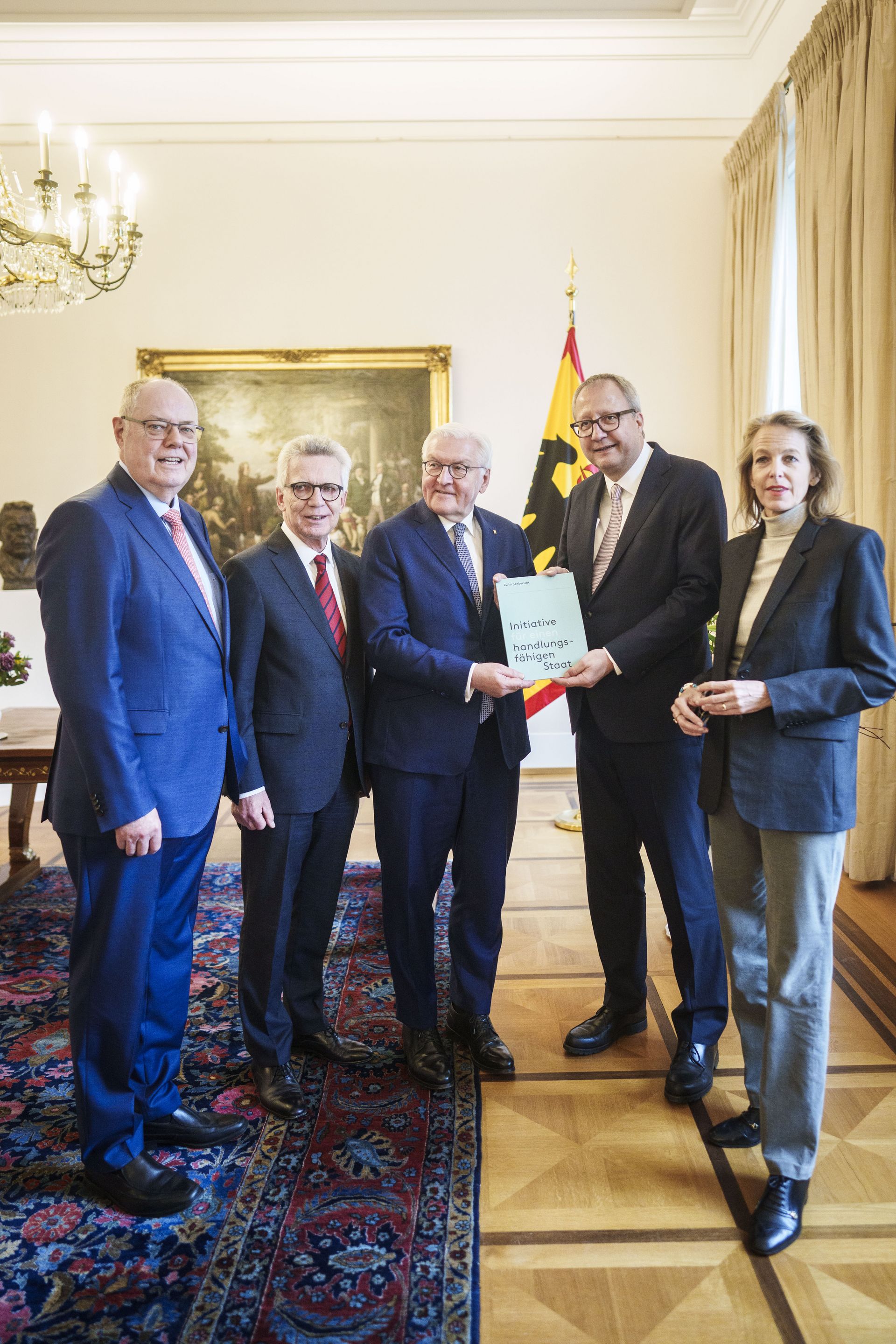 Die Initiatoren übergeben den Zwischenbericht an Bundespräsident Frank-Walter Steinmeier
