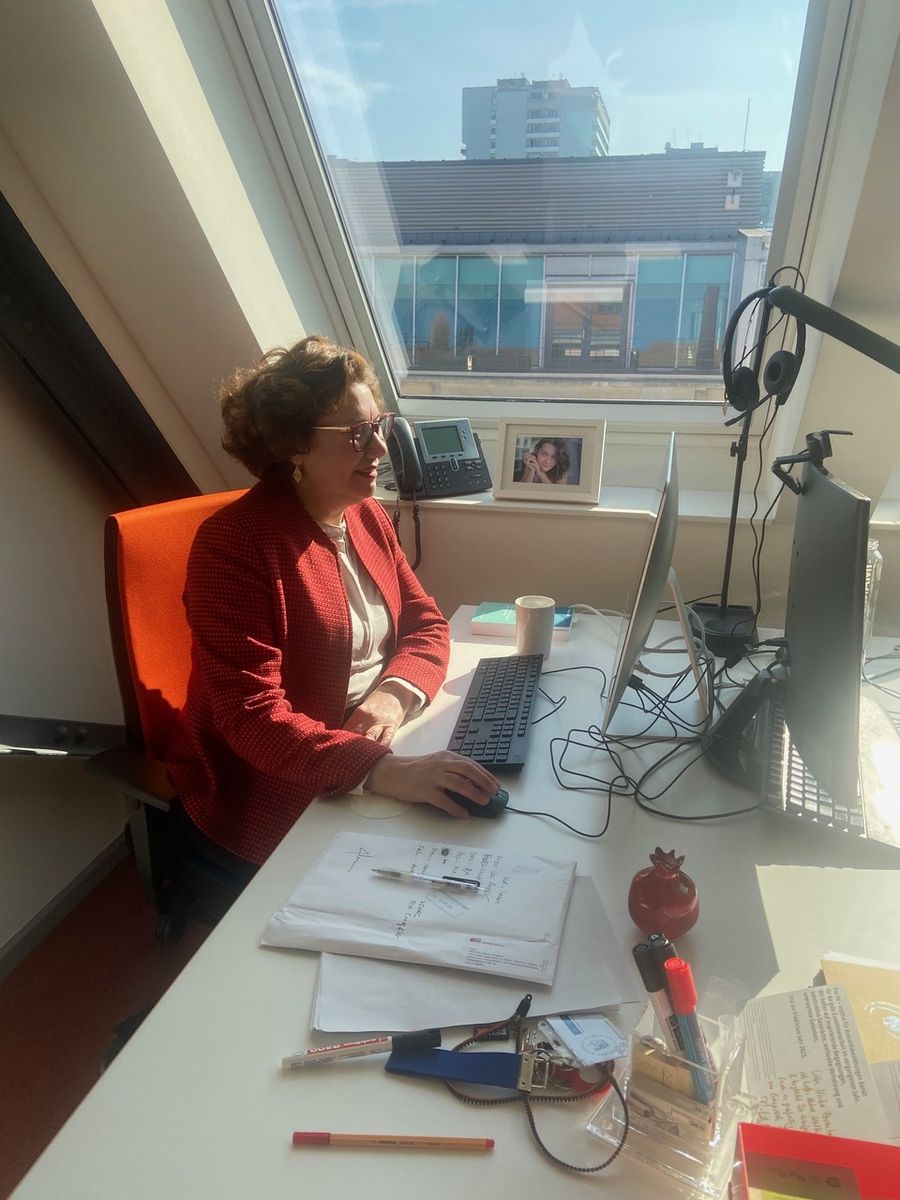 Prof. Gökçe Yurdakul an ihrem Schreibtisch im BIM. Foto: privat