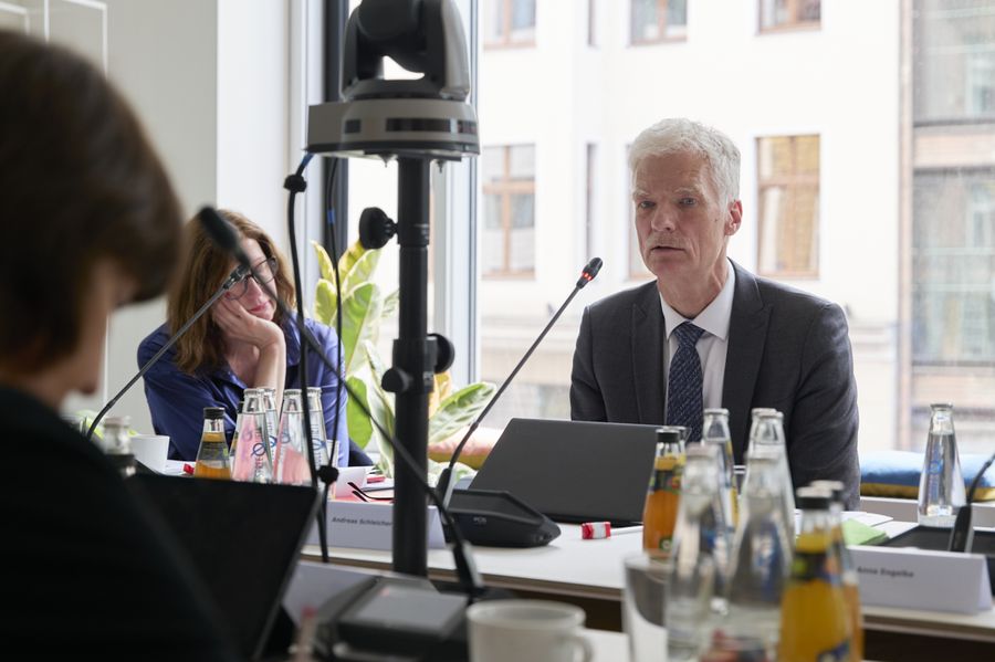 Die Kommission bei der Debatte. Foto: Gemeinnützige Hertie-Stiftung/Mike Auerbach
