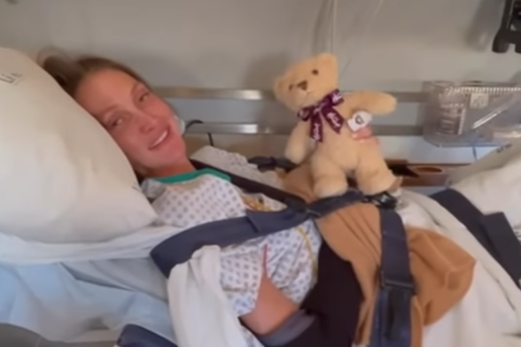 Einen Monat nach dem Schlaganfall wird die halbseitig gelähmte Tamara von Kapstadt (Südafrika) zurück nach Deutschland geflogen. Sie postet das Foto in ihrem Instagram-Tagebuch. Foto: privat