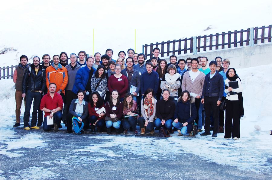 Ein Gruppenfoto vor Schneekulisse mit Neurowissenschaftlern, die bei der Hertie Winter School in den österreichischen Alpen teilgenommen haben.