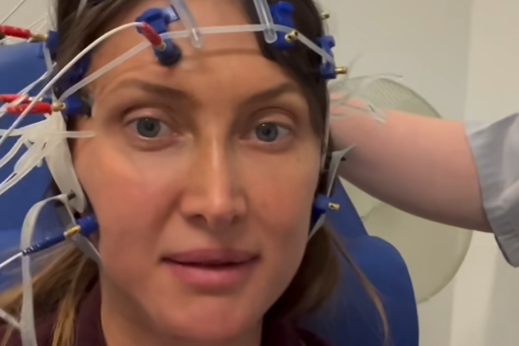 Tamara Schenk wird für das EEG vorbereitet, um die elektrische Aktivität des Gehirns zu messen. Foto: privat
