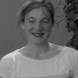 Die Juniorprofessorin Dr. Tina Nobis untersucht Integration und Ungleichheiten im Fußball.